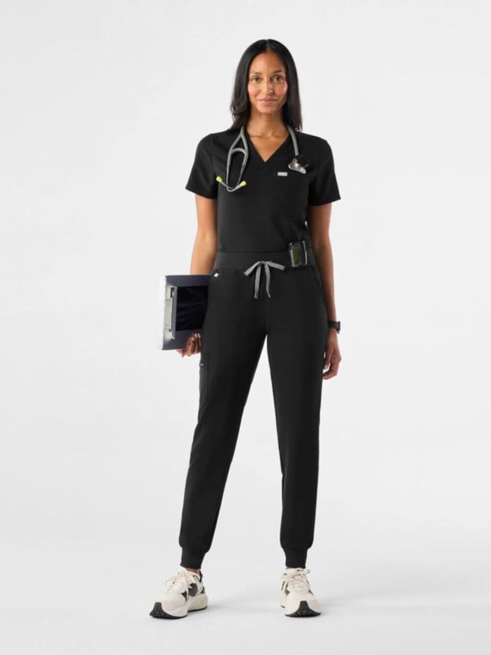 SET OF FIGS SCRUBS ZAMORA JOGGER PANTS CATARINA ONE POCKET SCRUB TOP IN BLACK XS